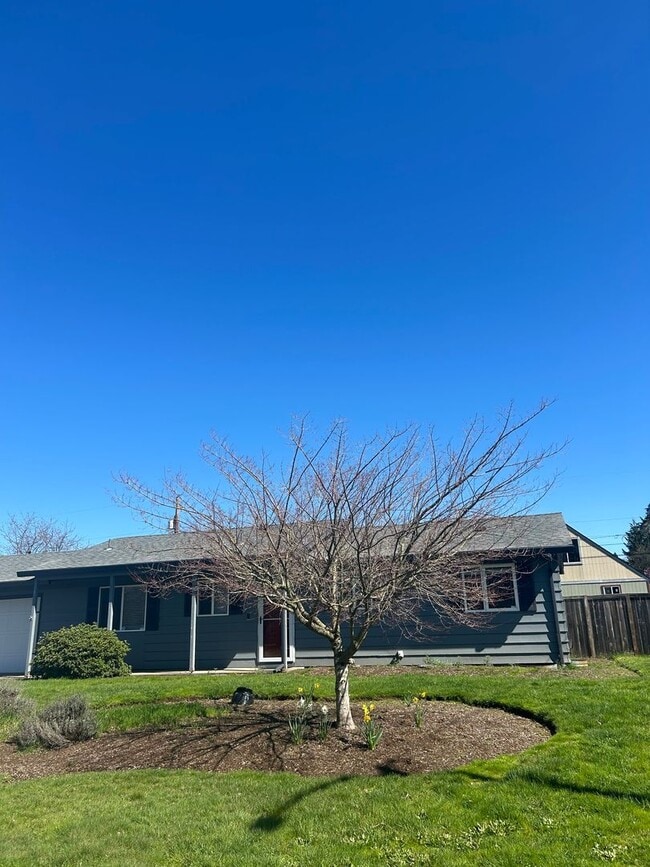 3 BD Ranch Style Home with Garage & Large Lot - 3 BD Ranch Style Home with Garage & Large Lot