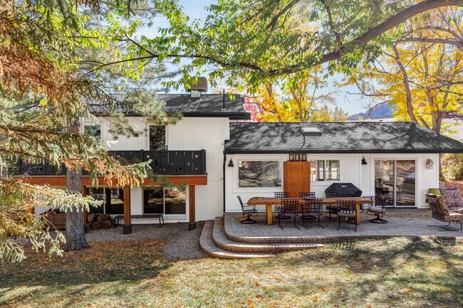 Foto del edificio - Modern 2 BDR Retreat: Serene Backyard