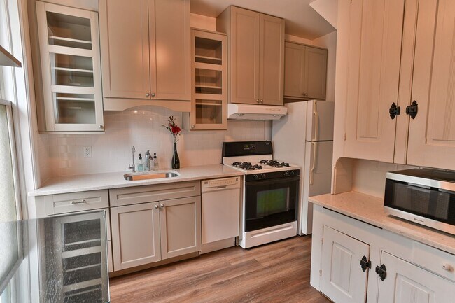 Foto del edificio - Charming 3 Bedroom on Verbeke St w Off Str...