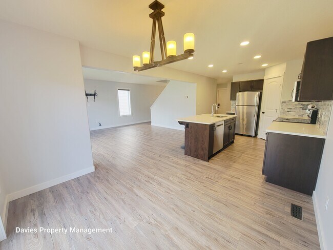 Photo du bâtiment - 17348-17348 8 Ave SW