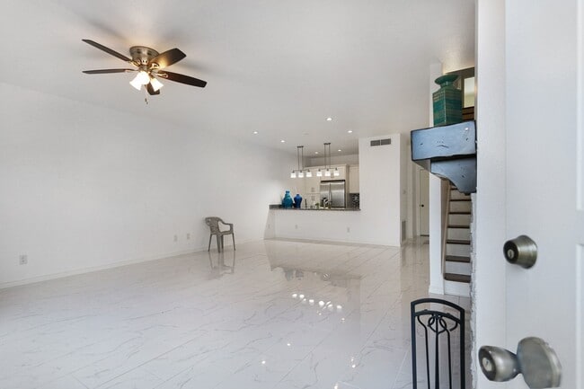 Building Photo - 402 Wilcrest Dr