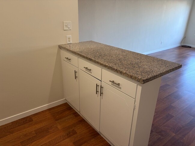 Building Photo - Remodeled Studio in the Haight. Elevator B...