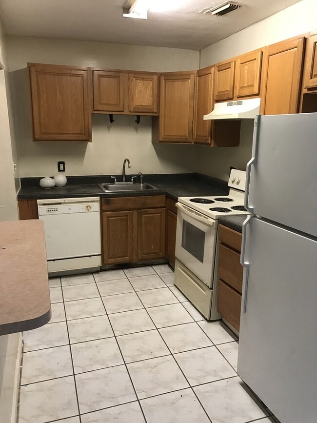 Building Photo - Nice 4-2 House with Central AC & Backyard