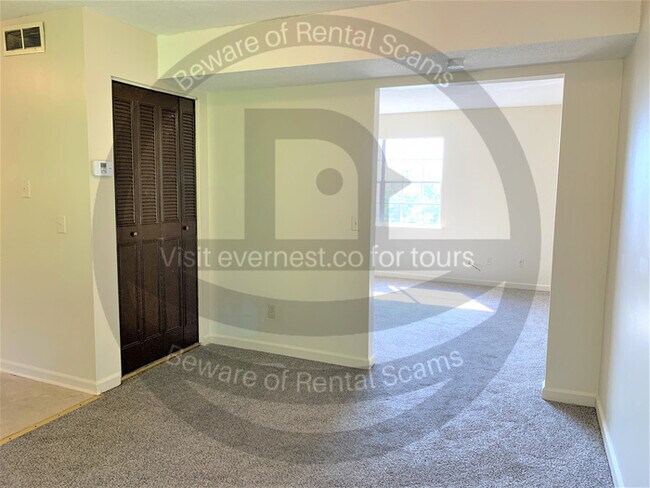 Foto del edificio - 7611 Holiday Hills Dr