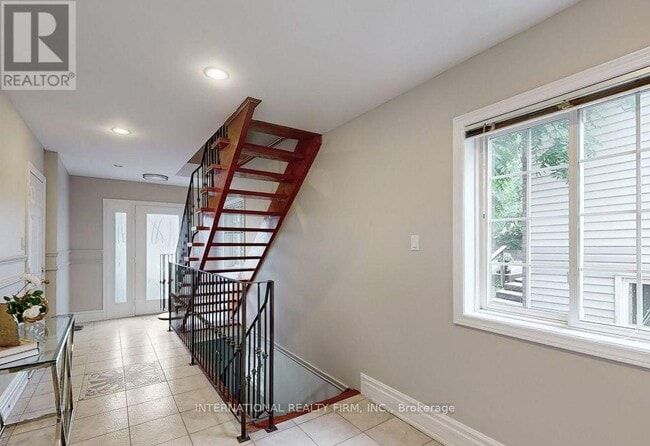 Building Photo - 6 English St