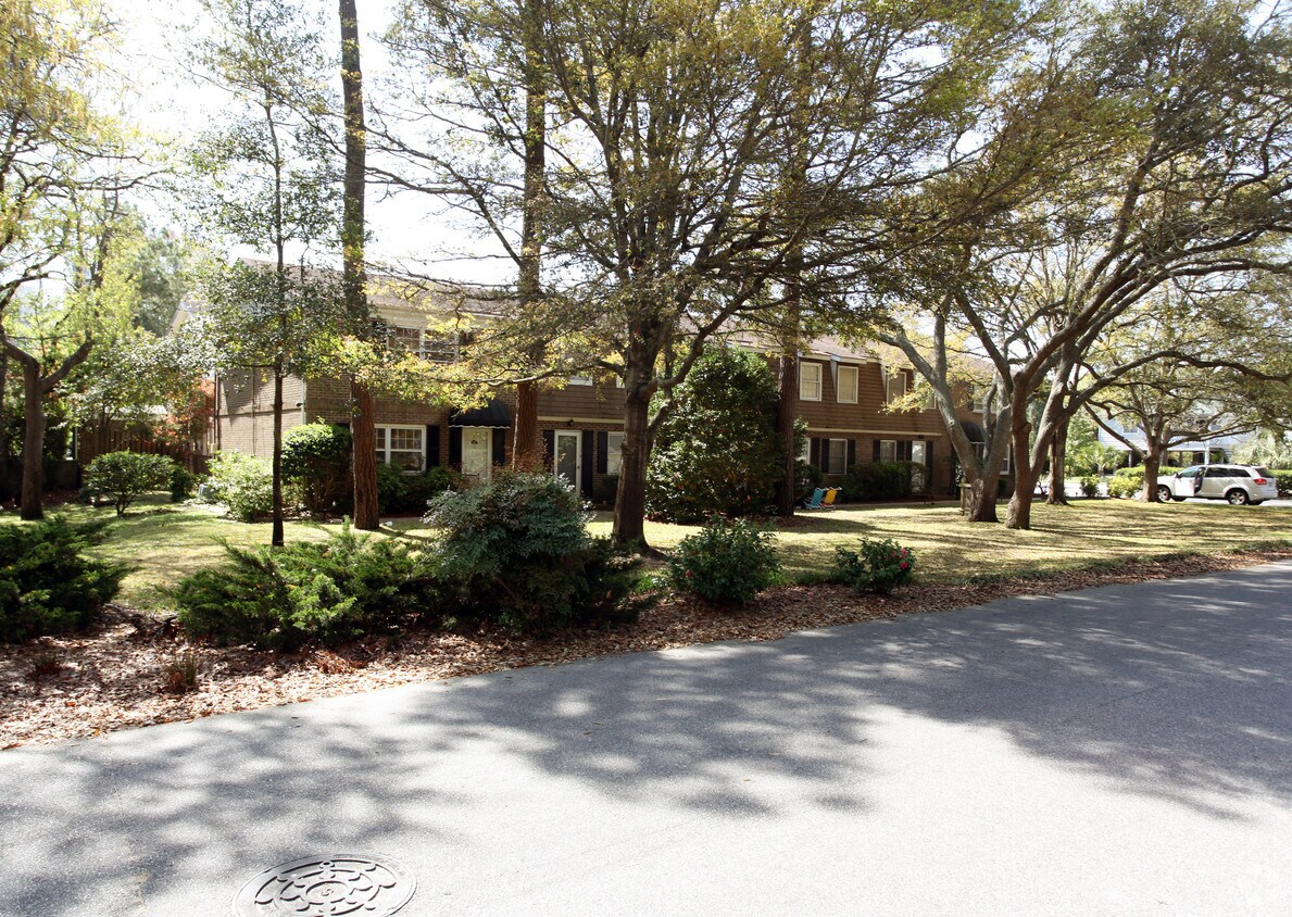 Twin Oaks Apartments in Myrtle Beach, SC