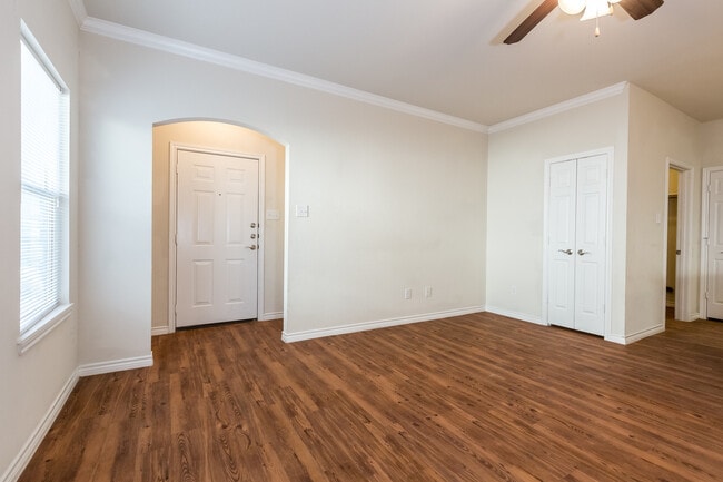 Foto del edificio - Great 3 bed/2 bath Home Backing onto Holland Park Recreation Area/Trail!!