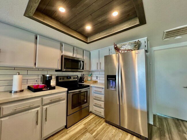 Building Photo - AVAILABLE NOW! 1 Bedroom 1 Bathroom UPPER ...