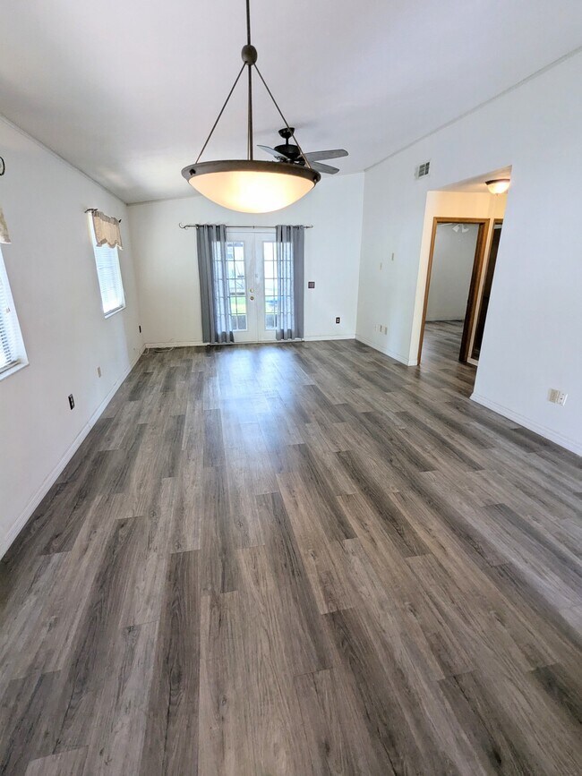 Foto del edificio - 1206 Deer Springs Rd