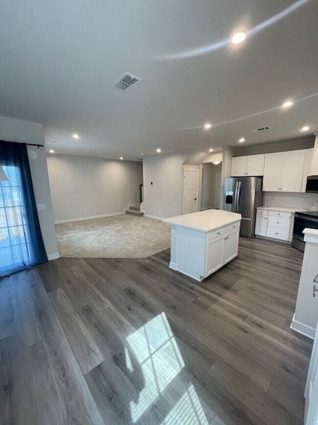 Foto del edificio - Like New Large home in Brentwood Area