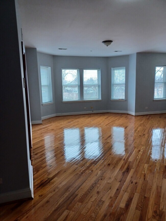 Building Photo - 5741 N Kimball Ave
