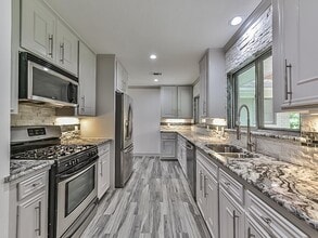 Building Photo - 8610 Bob White Dr