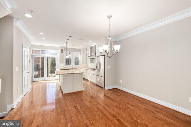 Foto del edificio - 4458 MacArthur Blvd NW