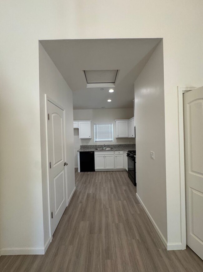 Building Photo - 4214