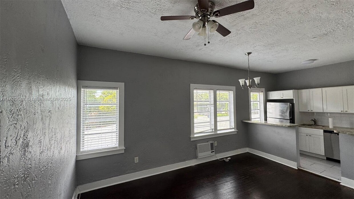 Primary Photo - 1849 Dewey St