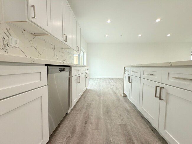 Foto del edificio - Chic Modern Living in Panorama City – 4 Be...
