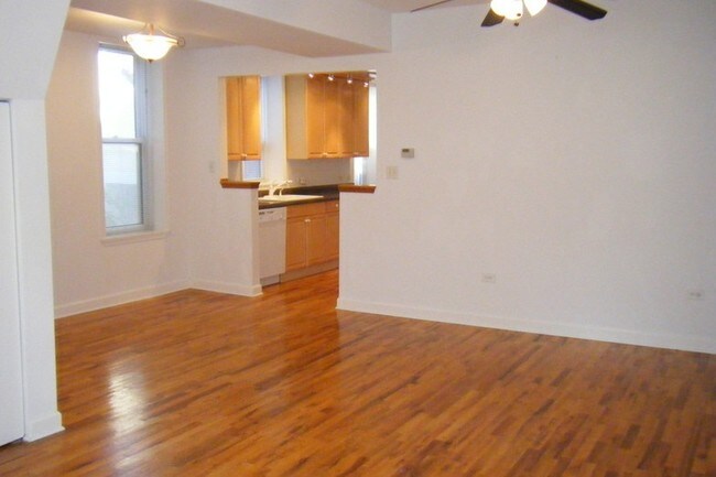 Sala de estar y comedor - 1428 N Greenview Ave