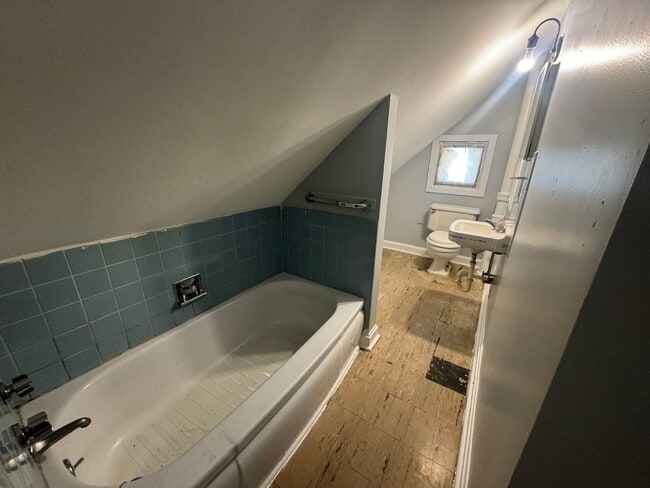 Building Photo - 701 Elm St