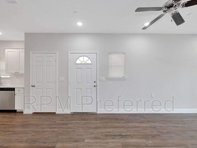 Building Photo - 430 Schmidt