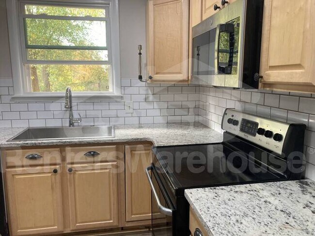 Building Photo - 2615 Vinyard St NE