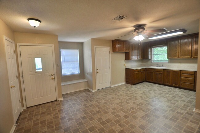 Foto del edificio - FOR LEASE! 3 BR - 2 BA - 1 Car Garage - Br...