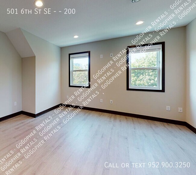 Building Photo - 4 Bedroom Apartment Close to U of M Campus!