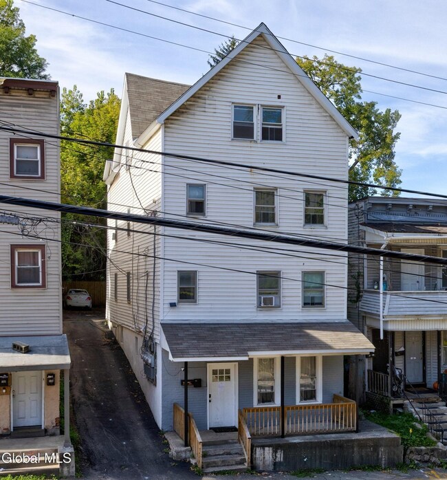 Building Photo - 578 Crane St
