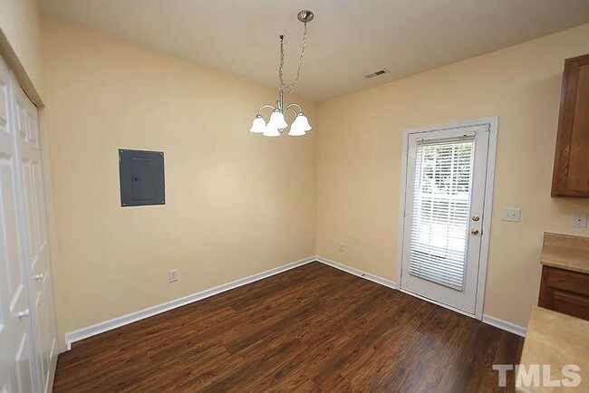 Building Photo - Charming 3BD, 2BA Apex Townhome In a Prime...