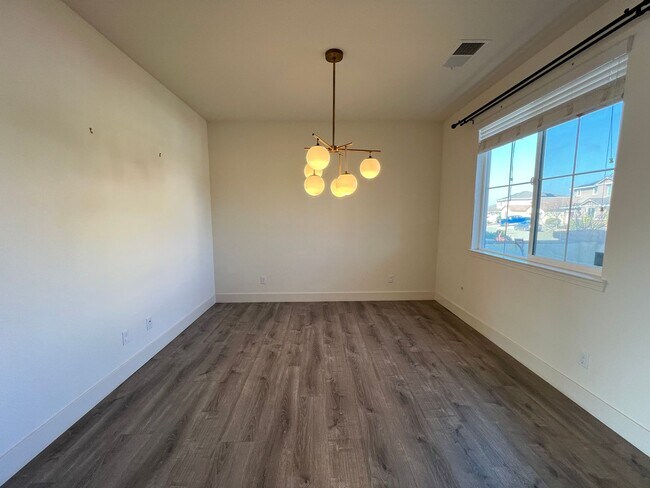 Foto del edificio - Beautiful 4 Bedroom Home With Low Maintenance Landscaping And Updated Interior