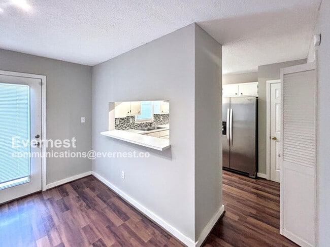 Building Photo - 2183 Cheshire Dr
