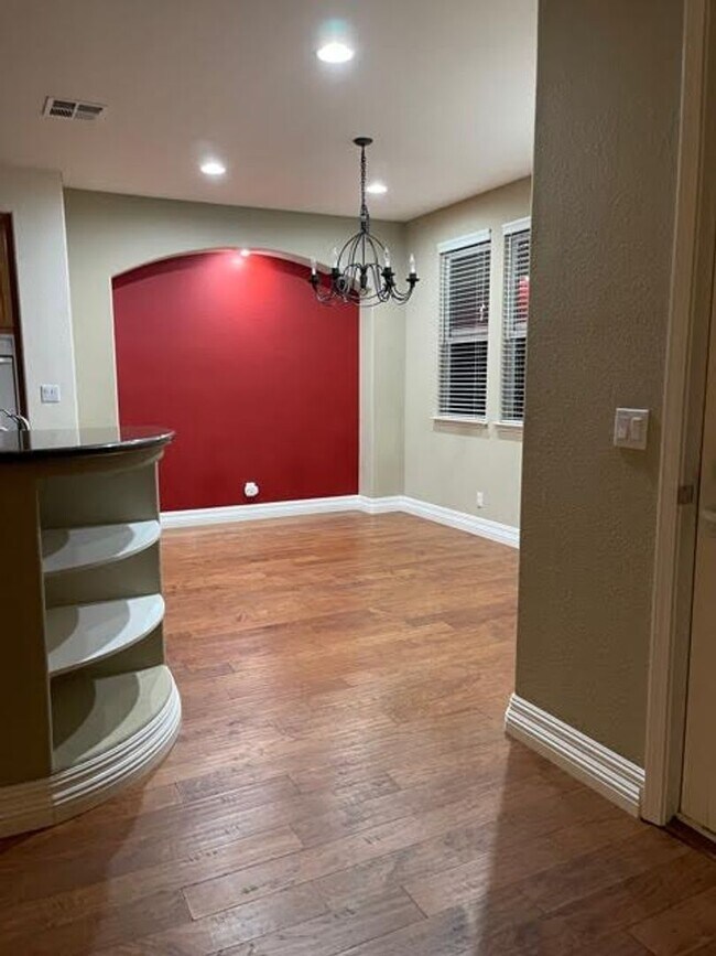 Building Photo - Spacious Castro Valley Townhome w/attached...