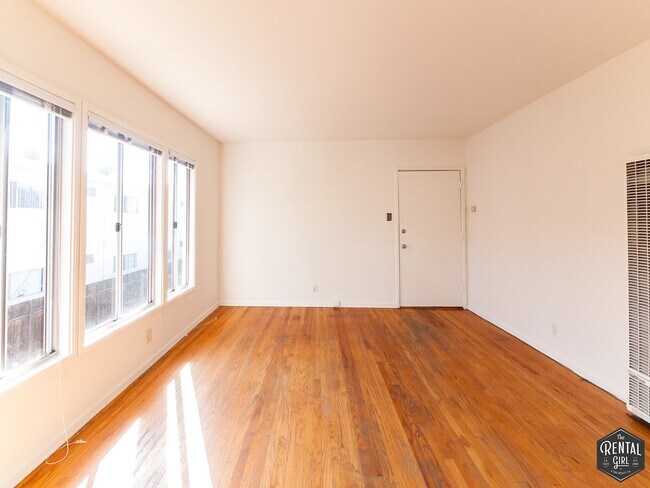 Building Photo - Cute as a Button - Corner/Upper 1BD in Palms!