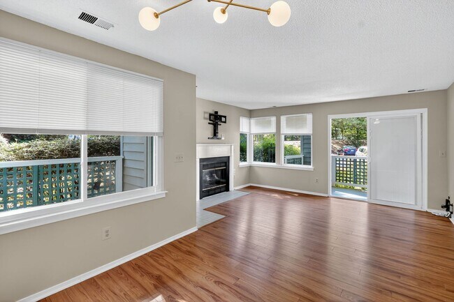 Foto del edificio - Bright & Airy 2-Bedroom Condo in Prime Reston Location!