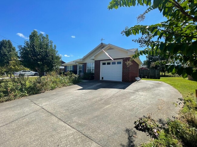 Building Photo - Nice Brick 3/2 House in Garden Lakes- $1,495