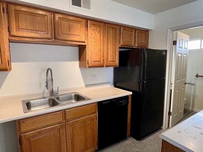 Foto del edificio - True Gem! Newly Painted Home with All Appl...