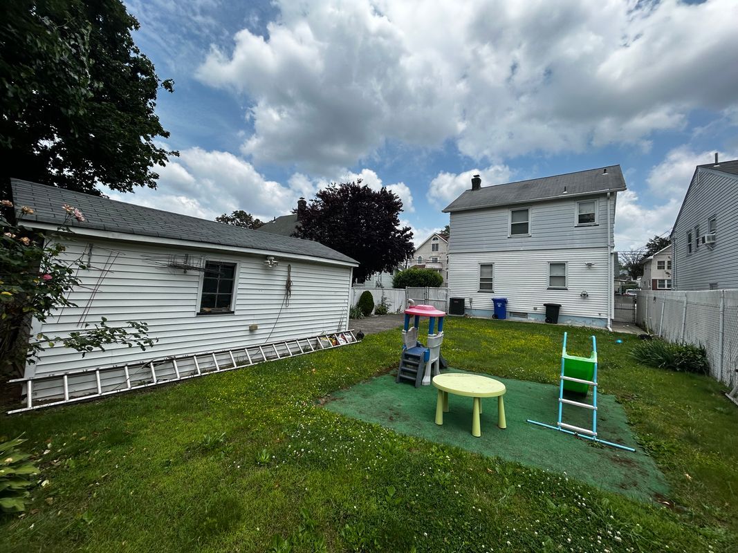 Building Photo - 208-210 Vernon Ave