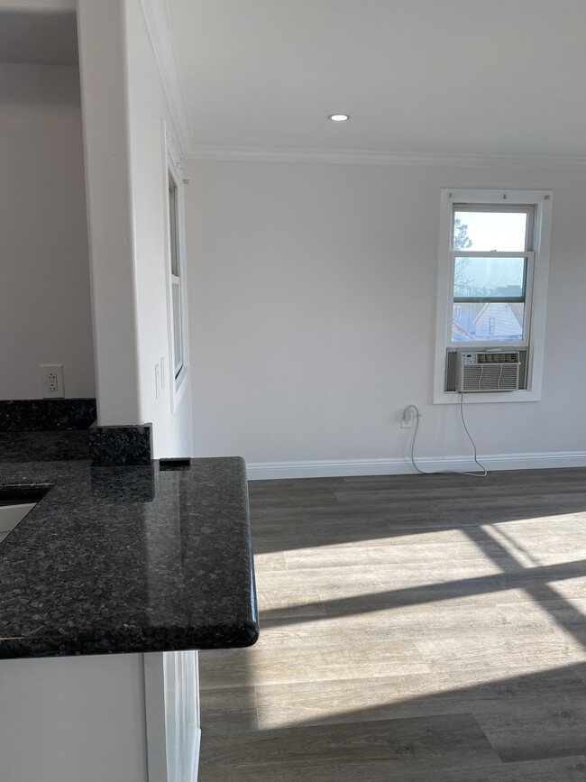 Kitchen island/“peninsula” - 358 22nd St