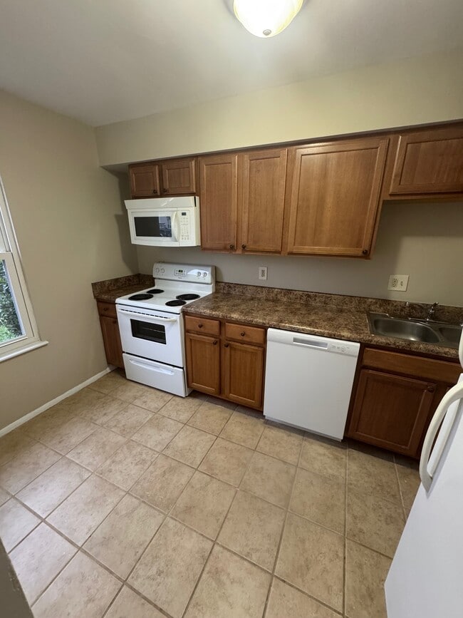Building Photo - 4666 Greenwood Dr