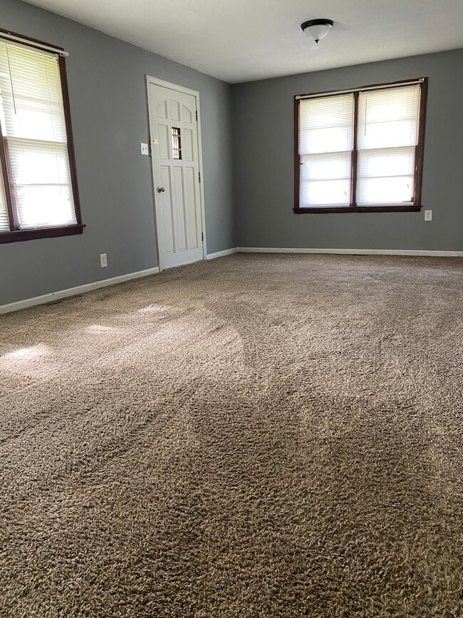 Building Photo - 305 Redbud Ln