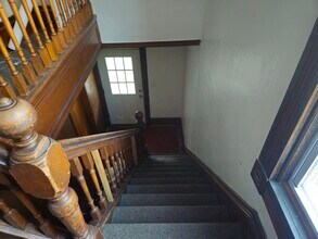 Building Photo - 912 E 2nd St