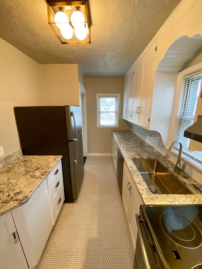 Building Photo - Charming 3 bed 1 bath House with Tons of Updates and Private Backyard!