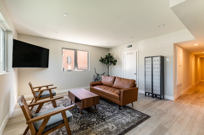 Foto del edificio - 1458 W 37th Pl