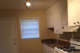 Kitchen - 1800 Memorial Dr