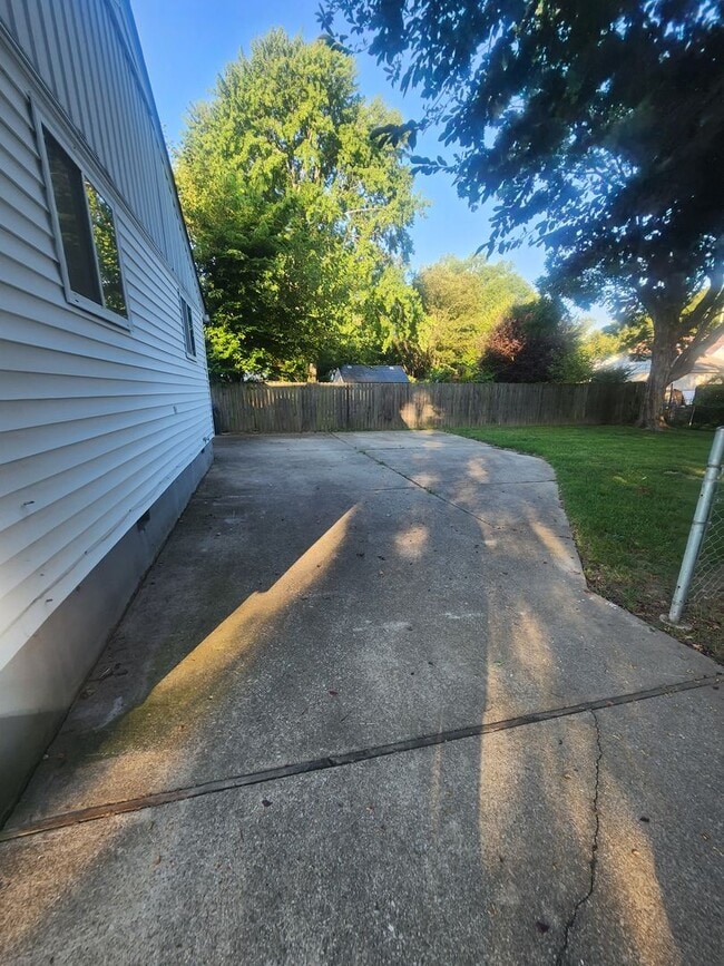 Building Photo - Updated 3 bedroom 1.5 home great for enter...