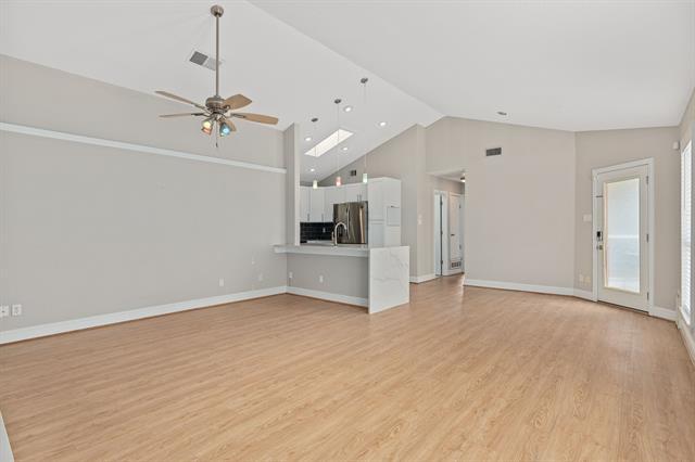 Foto del edificio - 253 Teakwood Ln