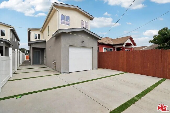 Foto del edificio - 1677 E 111th St