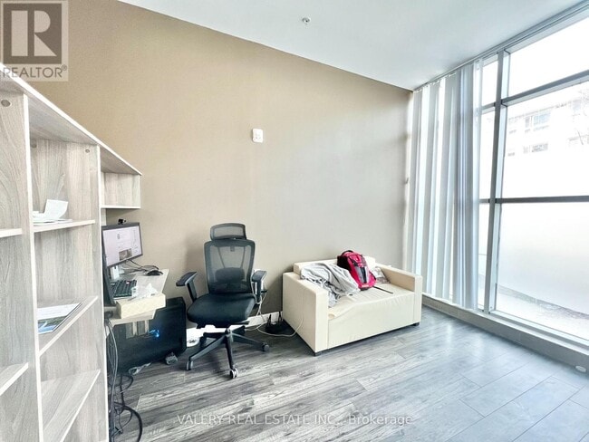 Building Photo - 257 Hemlock St