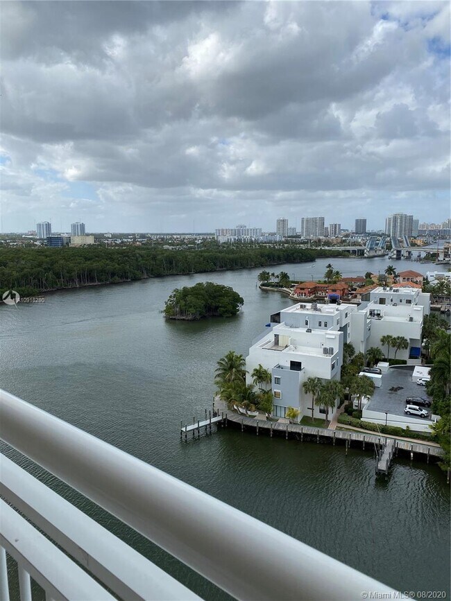 Foto del edificio - 400 Kings Point Dr