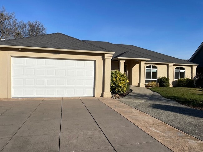 Building Photo - PET FRIENDLY!! Beautiful 3 Bedroom 2 Bath Home in Eagle Point Golf Course Community