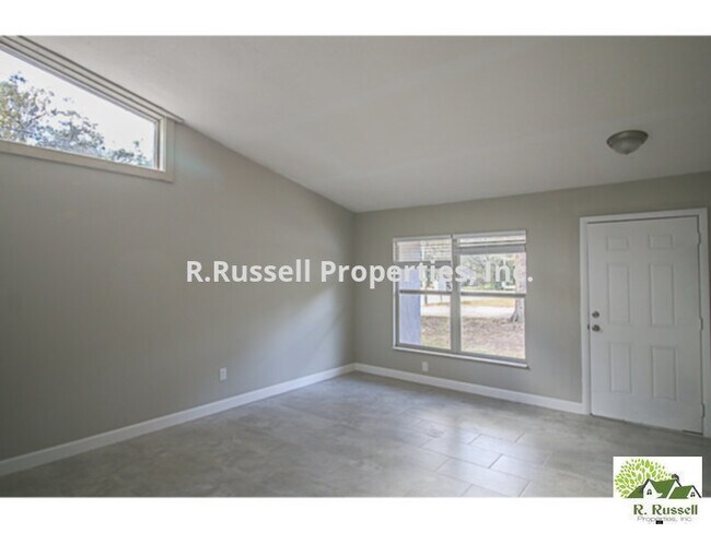 Building Photo - Fully Renovated 2 bedroom duplex. Freshly ...